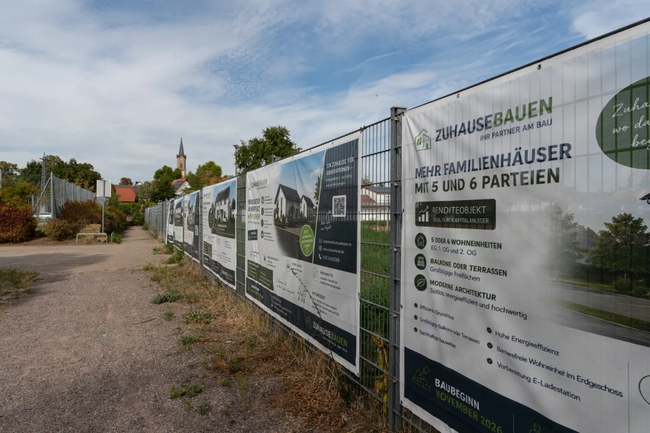 Projektinformationen von ZuhauseBauen am Zaun des Wohnquartiers in Erpolzheim