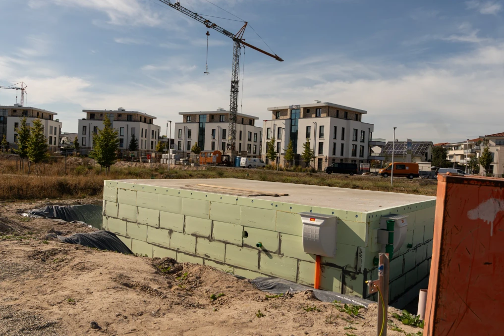 Overview of the basement ceiling slab, insulated external walls and light wells