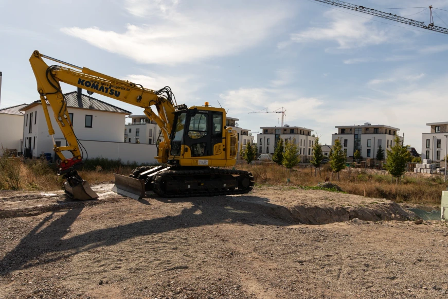 Side view of the ZuhauseBauen tracked excavator on the building plot